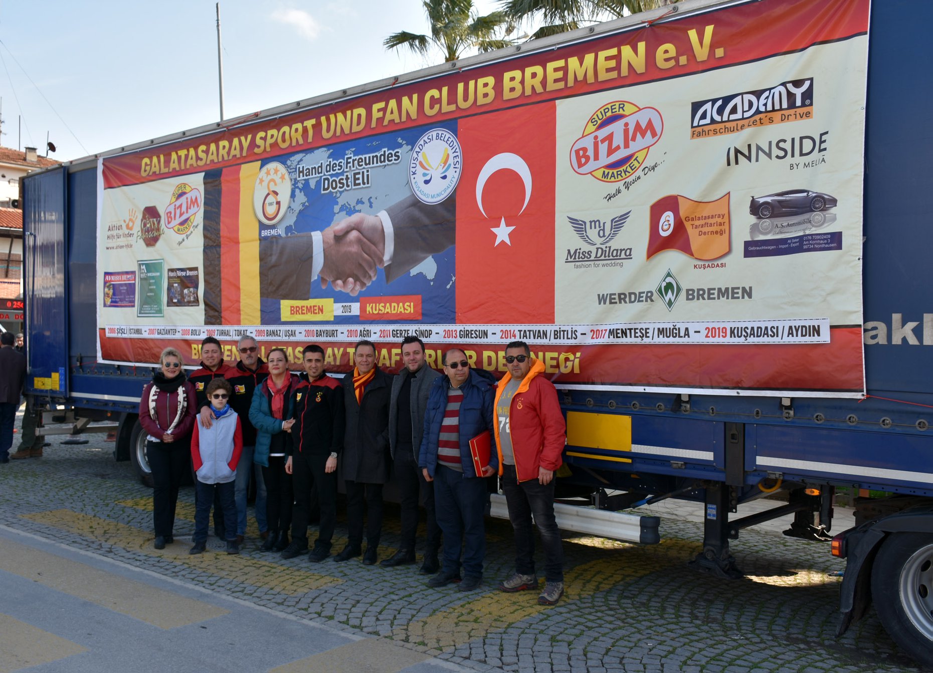 Dost Eli’nden 12’nci yardım tırı Kuşadası’na