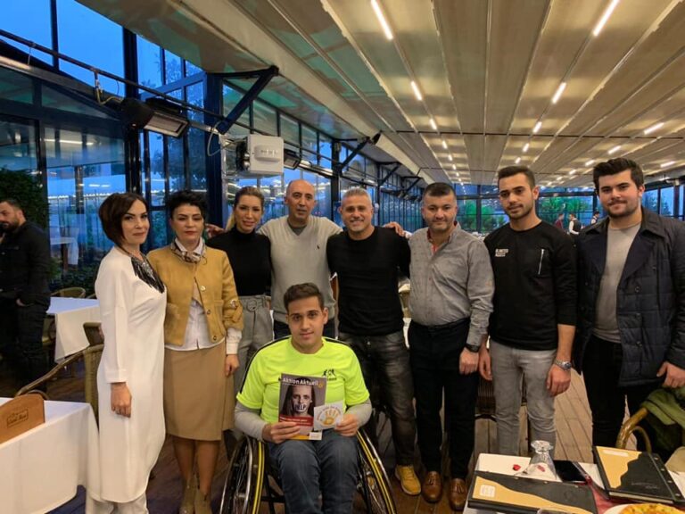 Can Berk Yılmaz’a tekerlekli basketbol sandalyesi hediye ettik